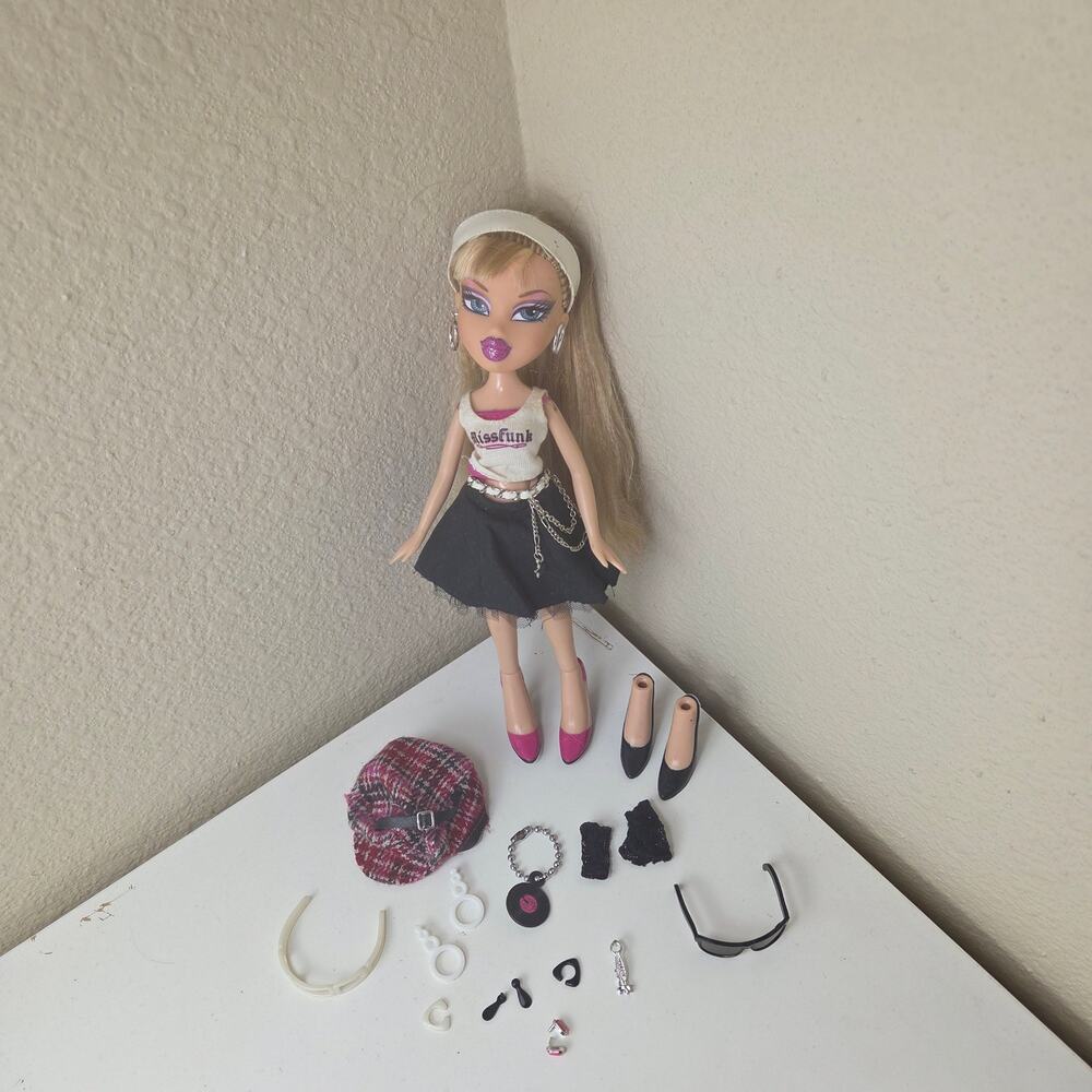 Bratz Vintage 2004 Flashback Fever Cloe + Outfit + Accessories